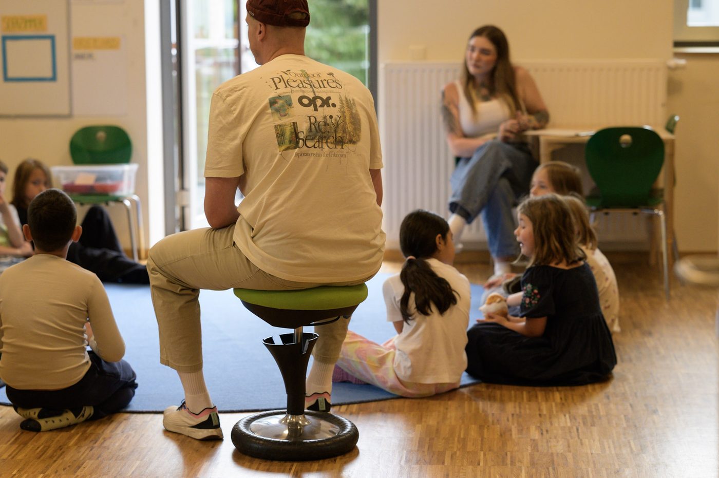 Team der Glitzerdrachen im Sitzkreis mit den Kindern