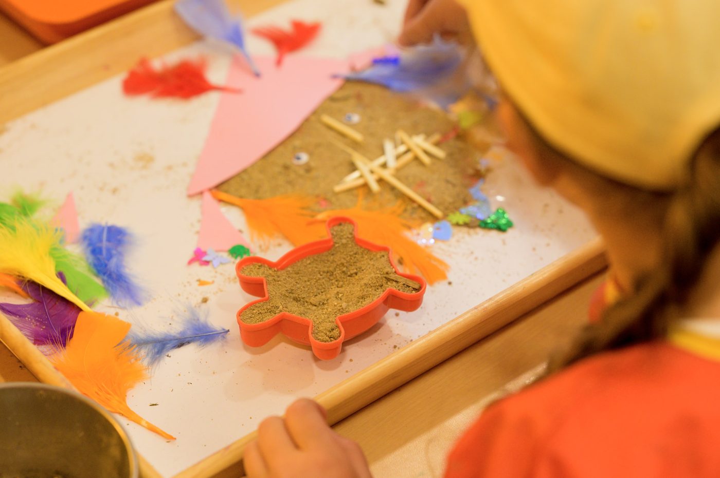 Kind beim kreativen Gestalten im Atelier des integrativen Kinderladens Nürnberg Nord
