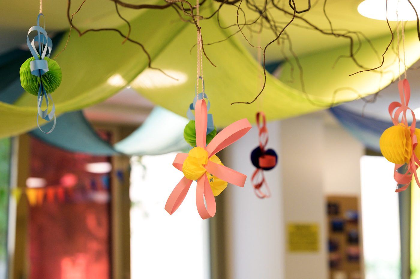 Bunte Papierblumen-Deko im Kinderladen