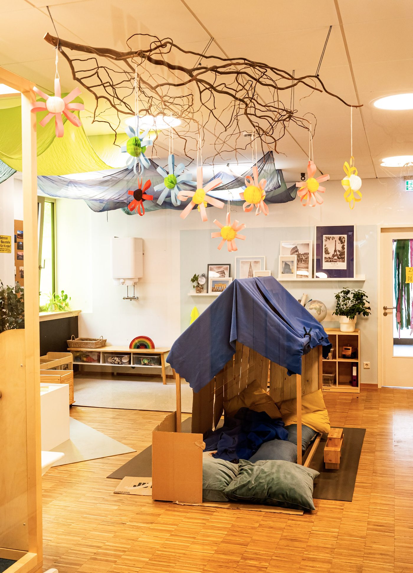 Bauraum mit Höhle im integrativen Kinderladen Nürnberg Nord